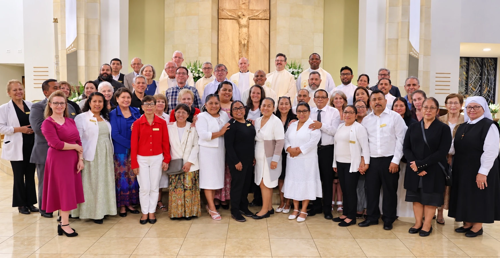 Membros da família eudista reunidos em uma igreja.